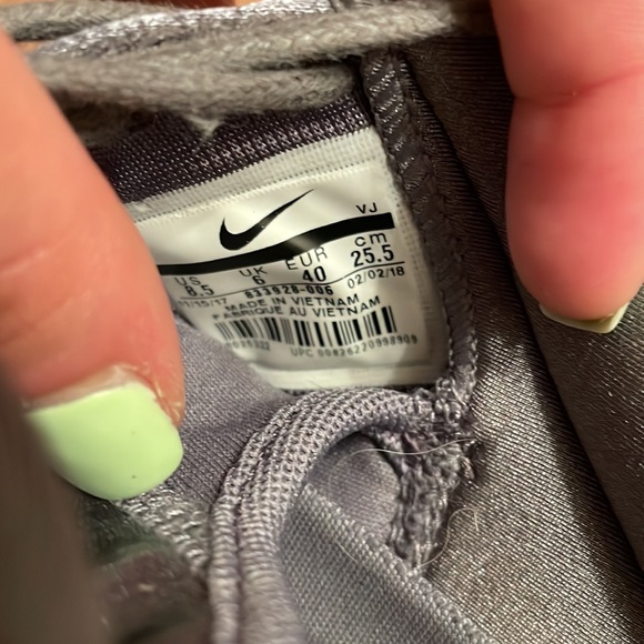 Silver nikes - Picture 3 of 3